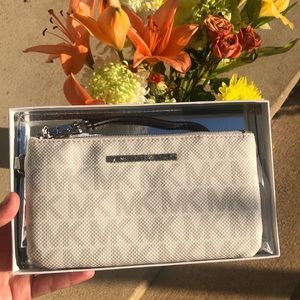 🗝MICHAEL KORS PEARL GREY WRISTLET WALLET🗝